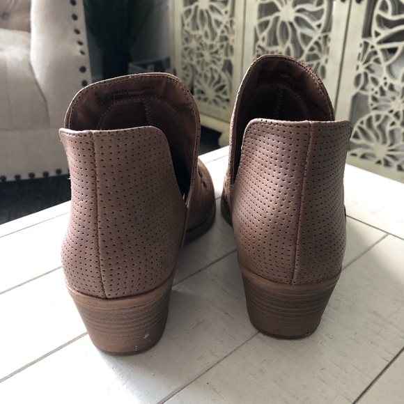 Universal Threads Brown Low Heel Bootie SZ 6 - Picture 6 of 9